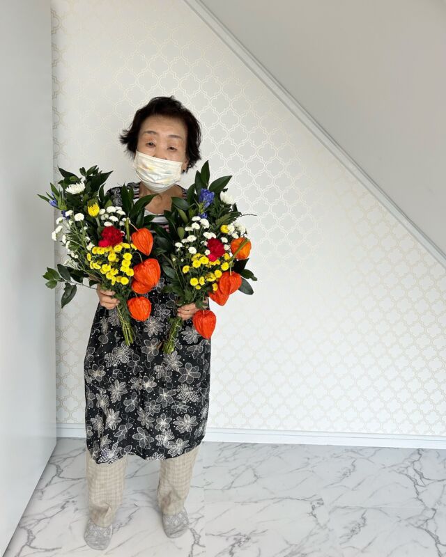 .
お墓花　1ヶ¥1100
　　　　1対¥2200

花豊のお盆用のお花は
大ベテランの職人さんが
作ってくれています☺️♡

#お盆
#ほおずき
#夏
#花 
#生花 
#おしゃれな花屋さん 
#フラワーアレンジメント 
#パンパスグラス
#ドライフラワーインテリア 
#リース 
#スワッグ 
#スワッグのある暮らし 
#ドライフラワーのある生活 
#ドライフラワー 
#花のある暮らし 
#花のある生活 
#お祝い
#wedding 
#ウエディングフォト 
#海外挙式 
#hanatoyo 
#花豊 
#はなとよ 
#花屋 
#花屋さん 
#蒲郡 
#愛知県 
#三河 
#現金で1000円お買い上げごとに50円券プレゼント🎁お持ち帰り商品にのみ使用できます😊有効期限なし

愛知県蒲郡市港町18-33
有限会社 花豊
0533684048